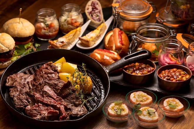 ビーフステーキが食べ放題！ステーキディナー&デザートビュッフェ